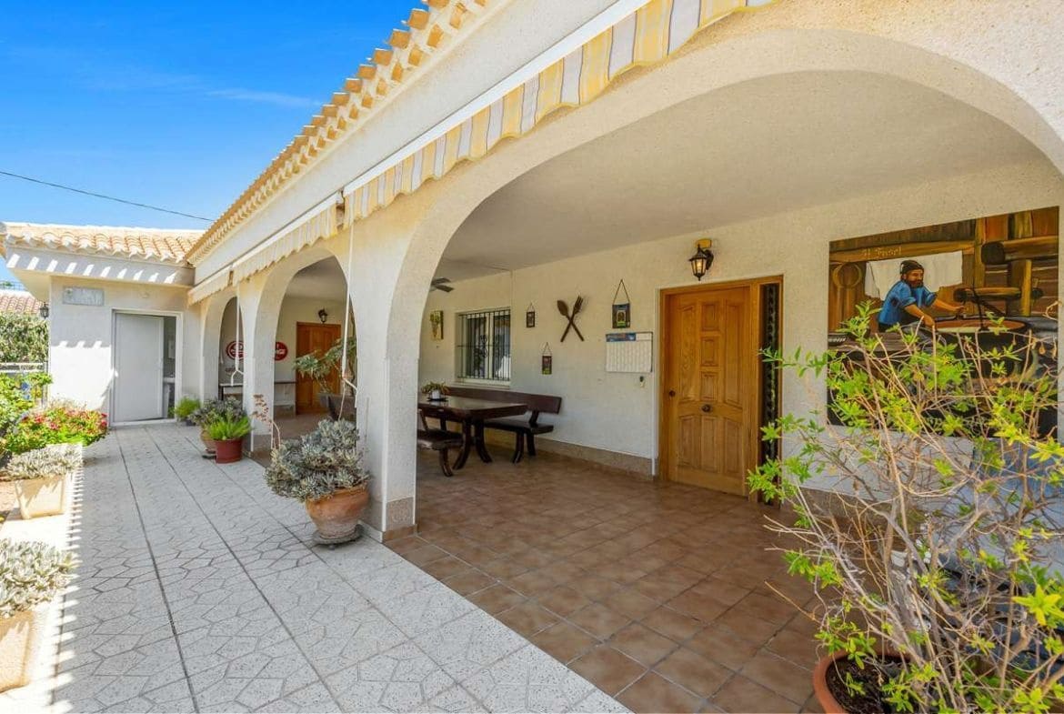 6 soverom Villa til salgs i Cabo Roig med svømmebasseng garasje - € 1 200 000 (Ref: 8685857)