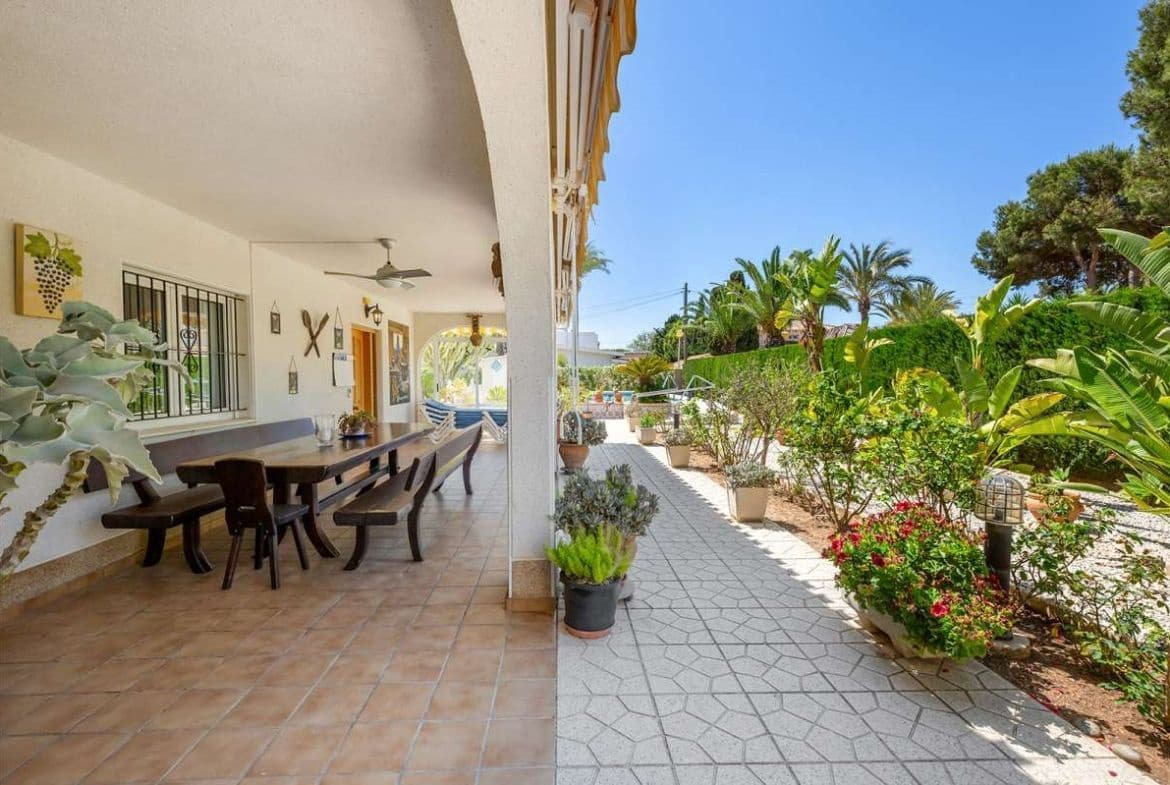 6 soverom Villa til salgs i Cabo Roig med svømmebasseng garasje - € 1 200 000 (Ref: 8685857)