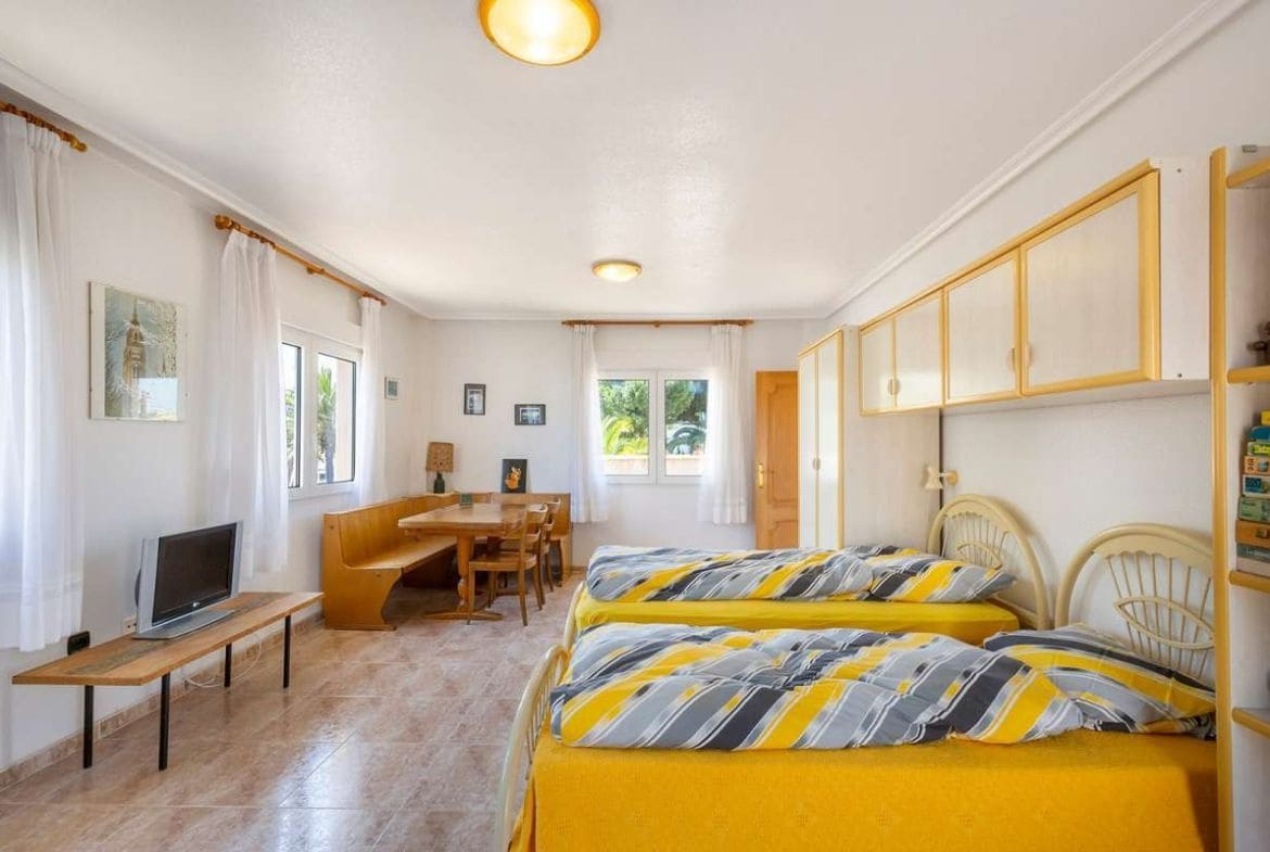 6 soverom Villa til salgs i Cabo Roig med svømmebasseng garasje - € 1 200 000 (Ref: 8685857)