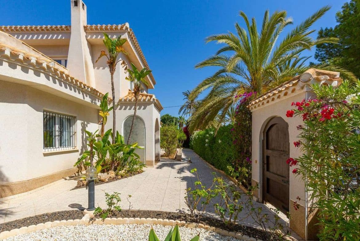 6 soverom Villa til salgs i Cabo Roig med svømmebasseng garasje - € 1 200 000 (Ref: 8685857)