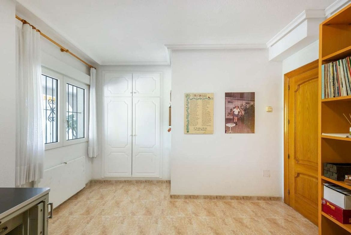 6 soverom Villa til salgs i Cabo Roig med svømmebasseng garasje - € 1 200 000 (Ref: 8685857)