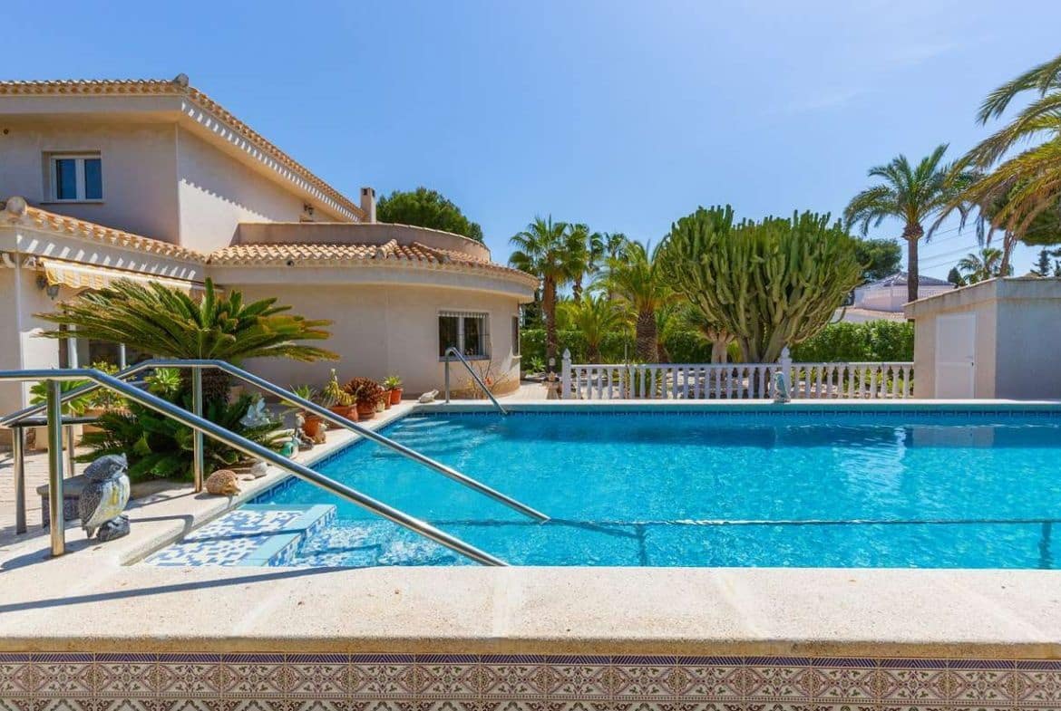 6 soverom Villa til salgs i Cabo Roig med svømmebasseng garasje - € 1 200 000 (Ref: 8685857)