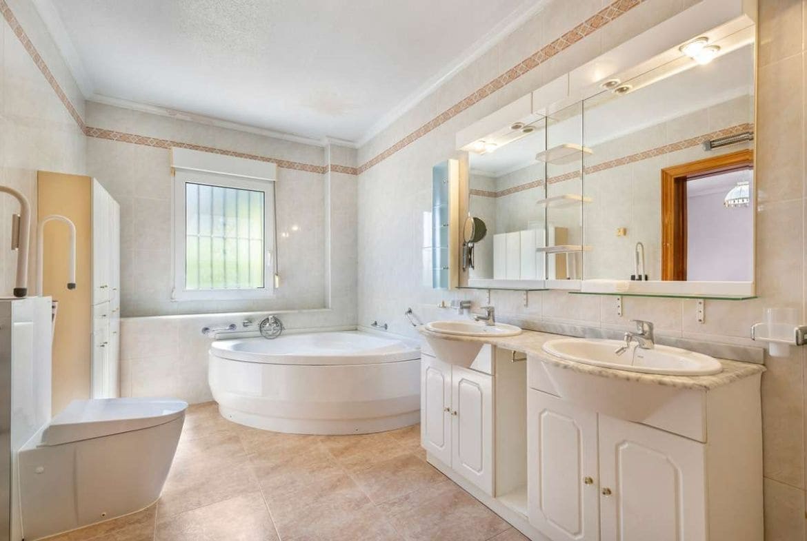 6 soverom Villa til salgs i Cabo Roig med svømmebasseng garasje - € 1 200 000 (Ref: 8685857)