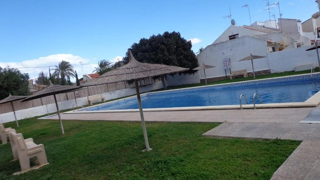 Bungalow de 2 habitaciones en Torrevieja en venta con piscina garaje - 179.900 € (Ref: 8907209)