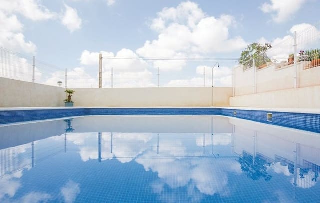 Casa de 3 habitaciones en Villamartin, Orihuela en venta con piscina - 165.000 € (Ref: 8982143)