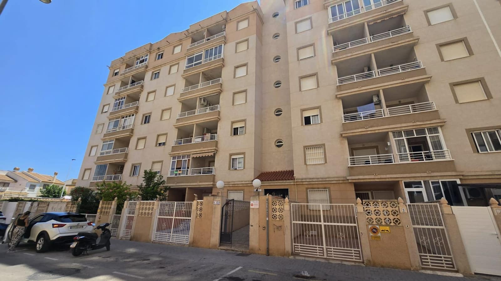 2 bedroom Apartment for sale in Torrevieja with pool - € 114,950 (Ref: 9232381)