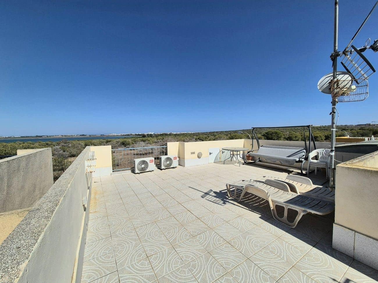 2 makuuhuone Bungalow myytävänä paikassa Torrevieja mukana uima-altaan 
autotalli - 124 995 € (Ref: 9256773)