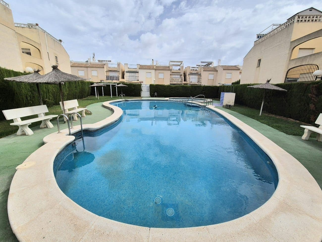 2 makuuhuone Bungalow myytävänä paikassa Torrevieja mukana uima-altaan 
autotalli - 124 995 € (Ref: 9256773)