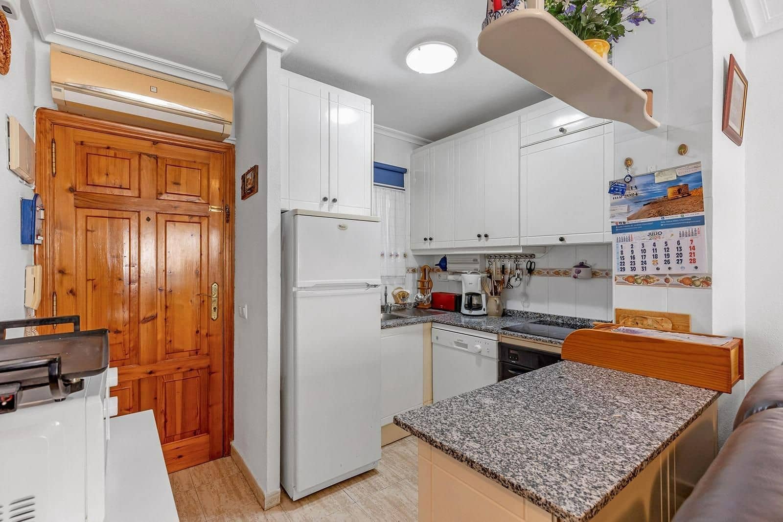 Apartamento de 2 habitaciones en Torrevieja en venta con piscina garaje - 111.500 € (Ref: 9334410)