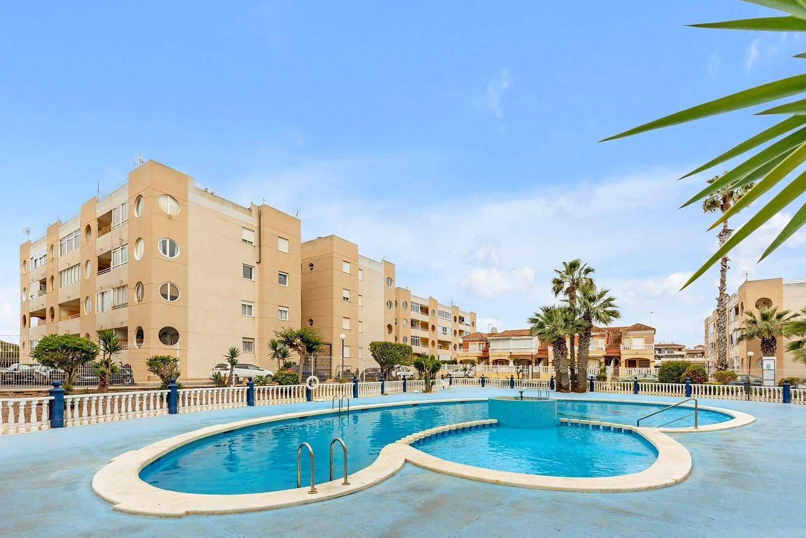 Apartamento de 2 habitaciones en Torrevieja en venta con piscina garaje - 111.500 € (Ref: 9334410)