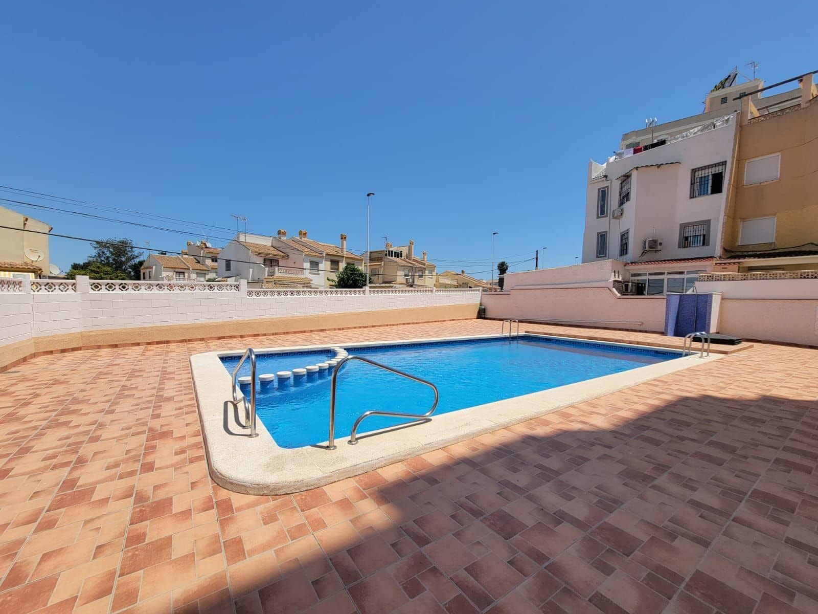 2 makuuhuone Huoneisto myytävänä paikassa Torrevieja mukana uima-altaan - 127 260 € (Ref: 9344382)