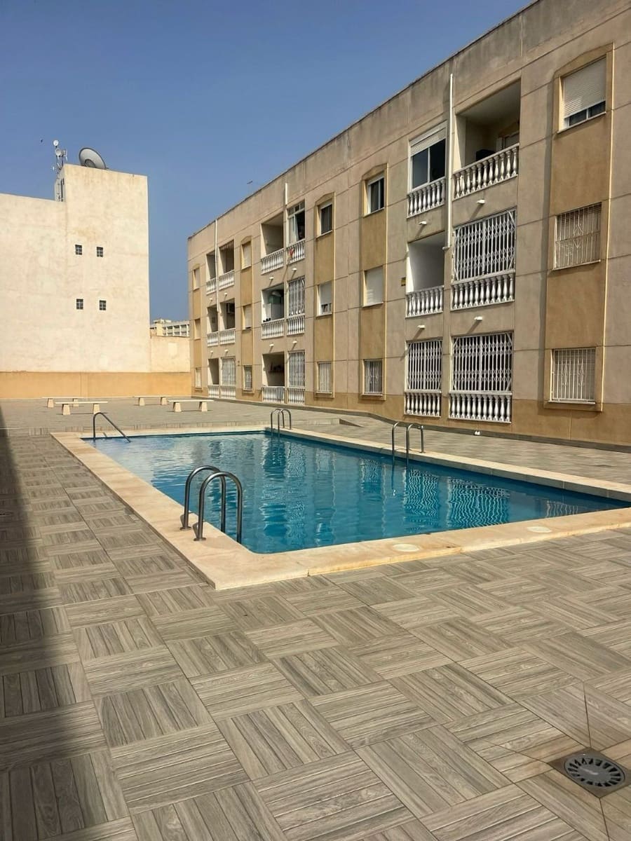 2 soveværelse Lejlighed til salg i Torrevieja med swimmingpool garage - € 126.000 (Ref: 9344383)