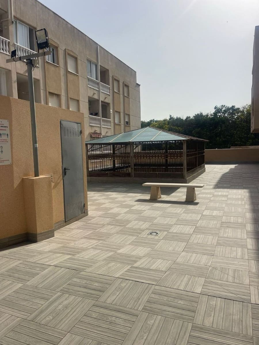 2 soveværelse Lejlighed til salg i Torrevieja med swimmingpool garage - € 126.000 (Ref: 9344383)