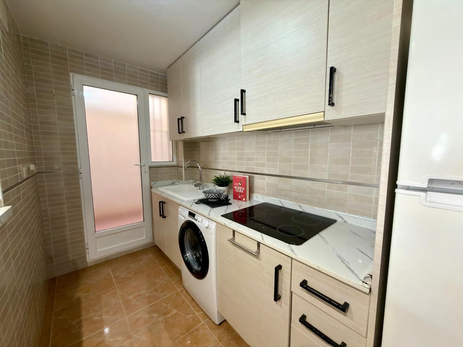 Apartamento de 2 habitaciones en Torrevieja en venta con piscina garaje - 125.000 € (Ref: 9433146)