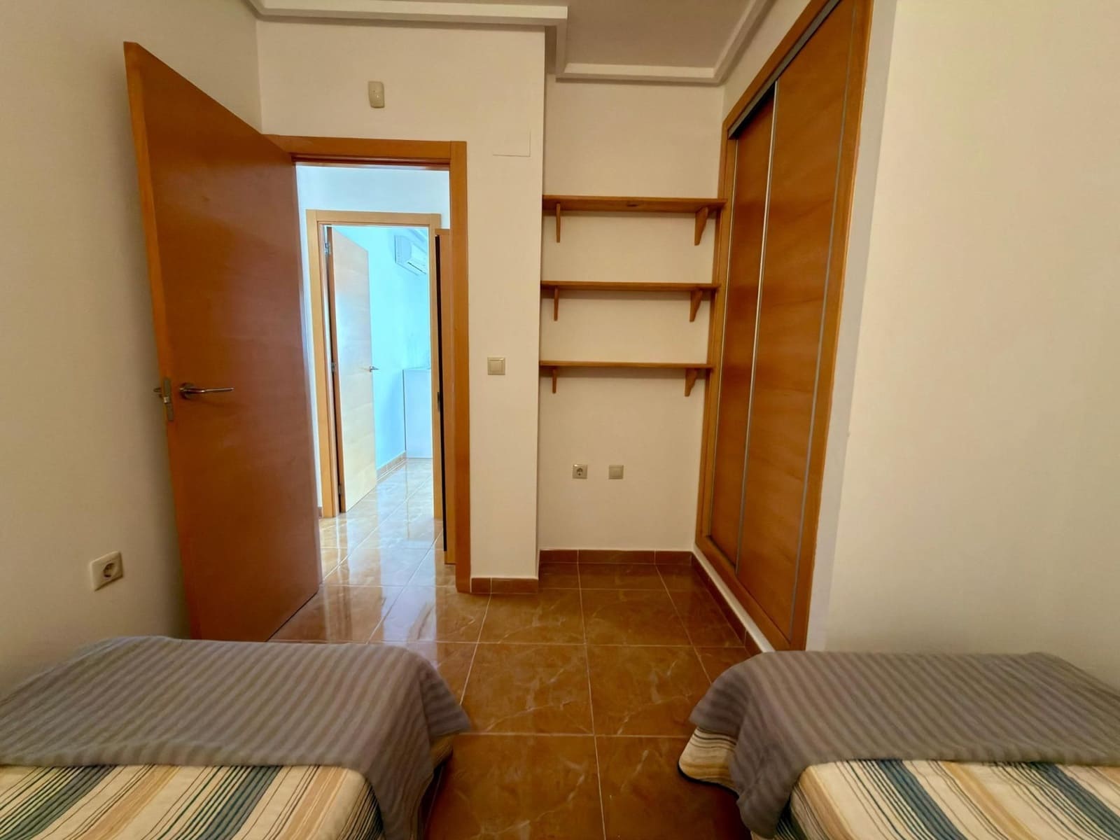 Apartamento de 2 habitaciones en Torrevieja en venta con piscina garaje - 125.000 € (Ref: 9433146)