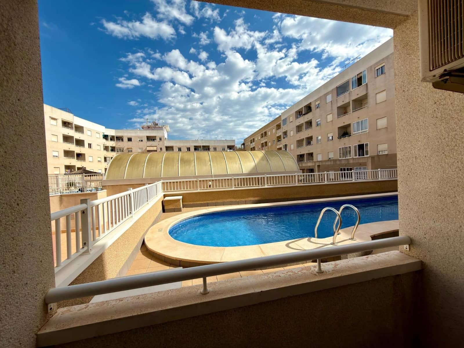 Apartamento de 2 habitaciones en Torrevieja en venta con piscina garaje - 125.000 € (Ref: 9433146)