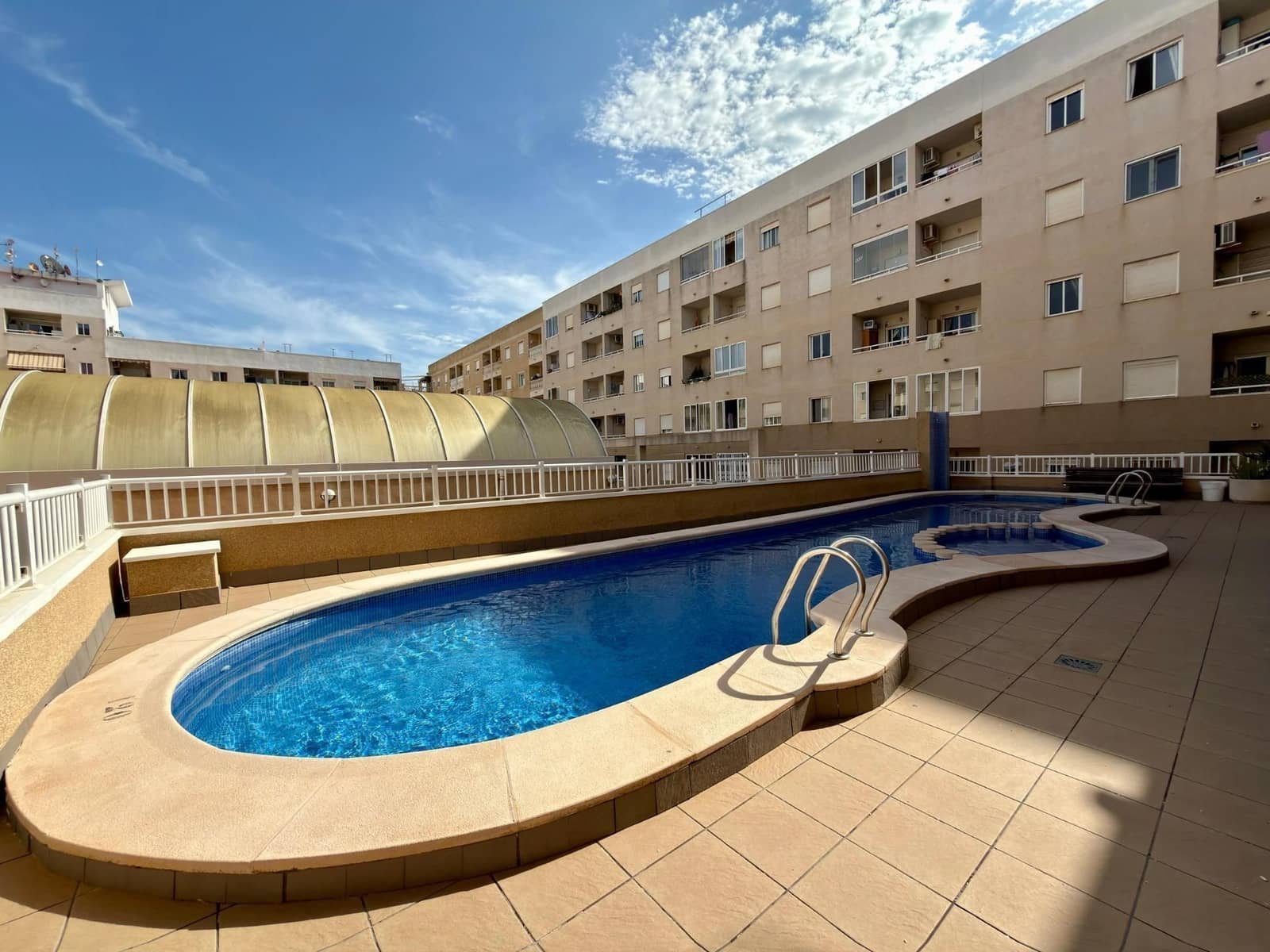 Apartamento de 2 habitaciones en Torrevieja en venta con piscina garaje - 125.000 € (Ref: 9433146)