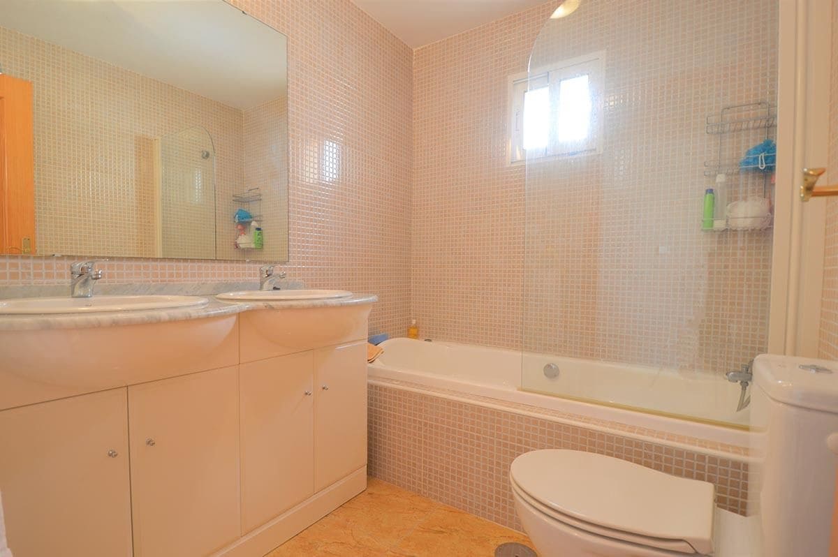 3 bedroom Townhouse for sale in Playa Flamenca with pool garage - € 185,000 (Ref: 9496899)