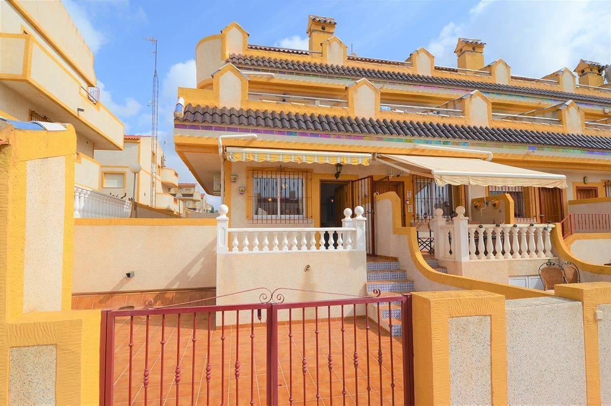 3 bedroom Townhouse for sale in Playa Flamenca with pool garage - € 185,000 (Ref: 9496899)