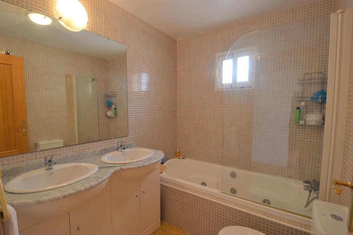 3 bedroom Townhouse for sale in Playa Flamenca with pool garage - € 185,000 (Ref: 9496899)