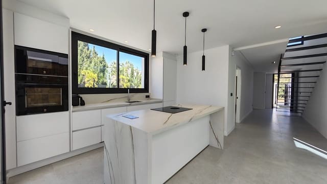 4 Zimmer Villa zu verkaufen in Escandinavia - Cautivador, Alfaz del Pi / L'Alfàs del Pi mit Pool Garage - 785.000 € (Ref: 10070393)