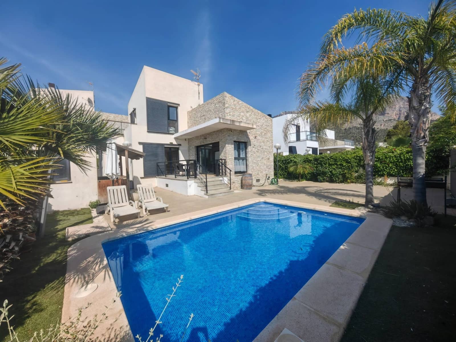 3 soveværelse Villa til salg i Polop med swimmingpool garage - € 460.000 (Ref: 9073193)