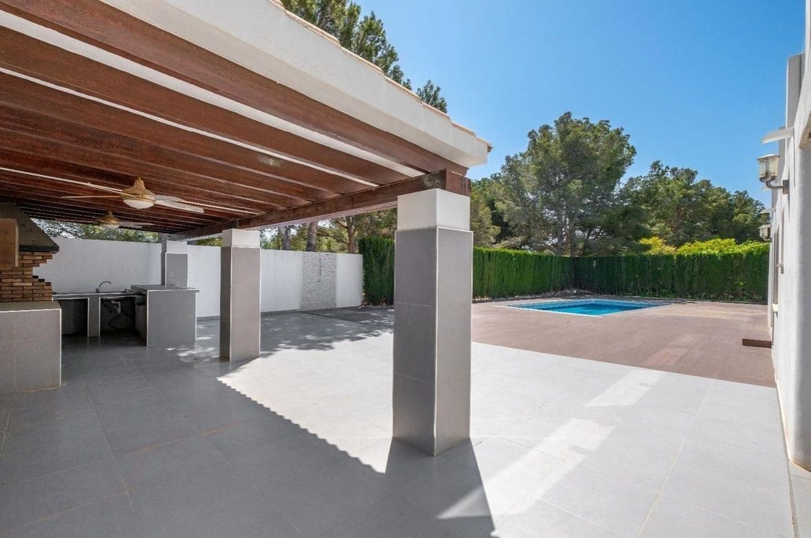 4 soveværelse Villa til salg i La Nucia med swimmingpool garage - € 950.000 (Ref: 9116650)