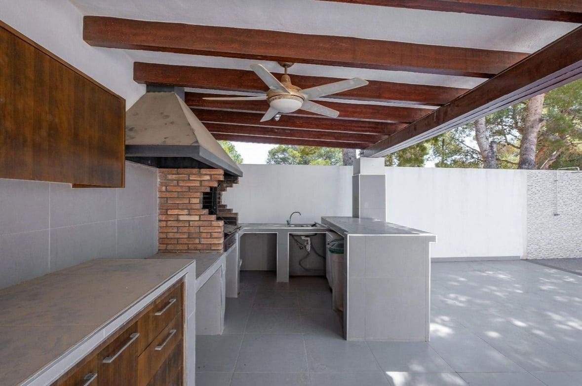 4 soveværelse Villa til salg i La Nucia med swimmingpool garage - € 950.000 (Ref: 9116650)