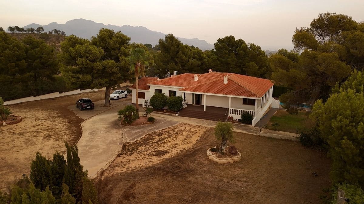 4 soveværelse Villa til salg i La Nucia med swimmingpool garage - € 950.000 (Ref: 9116650)