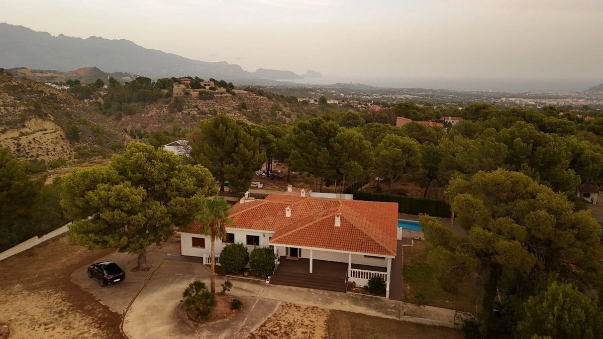 4 soveværelse Villa til salg i La Nucia med swimmingpool garage - € 950.000 (Ref: 9116650)