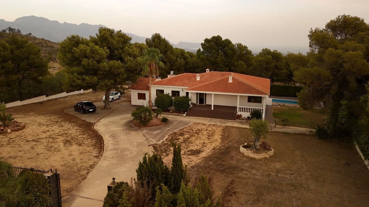 4 soveværelse Villa til salg i La Nucia med swimmingpool garage - € 950.000 (Ref: 9116650)