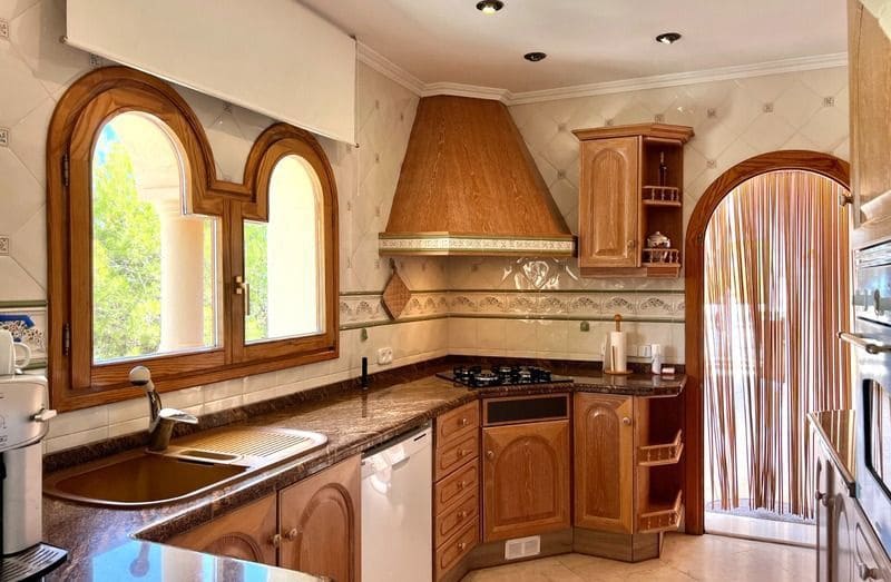 4 soveværelse Villa til salg i Calpe / Calp med swimmingpool garage - € 849.000 (Ref: 9128012)