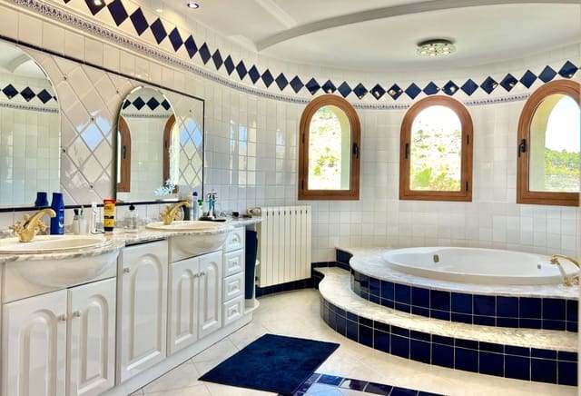 4 slaapkamer Villa te koop in Calpe / Calp met zwembad garage - € 849.000 (Ref: 9128012)