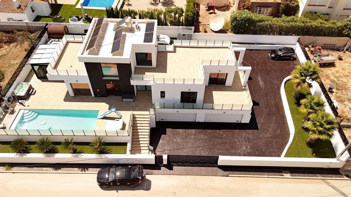 4 soverom Villa til salgs i Calpe / Calp med svømmebasseng garasje - € 1 299 000 (Ref: 9153651)