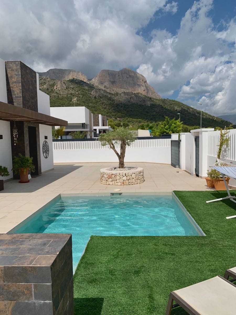 Chalet de 3 habitaciones en Polop en venta con piscina garaje - 495.000 € (Ref: 9312417)