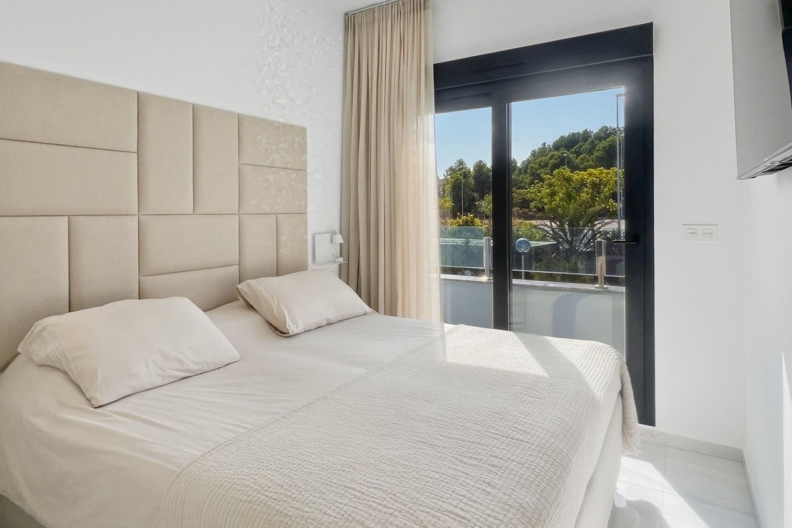 3 bedroom Villa for sale in Polop with pool garage - € 379,000 (Ref: 9400511)