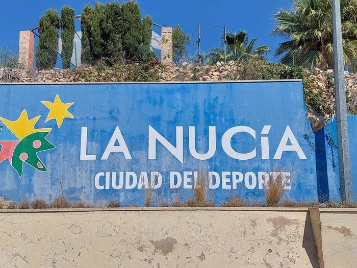 Chalet de 3 habitaciones en La Nucia en venta con piscina garaje - 776.971 € (Ref: 9461815)