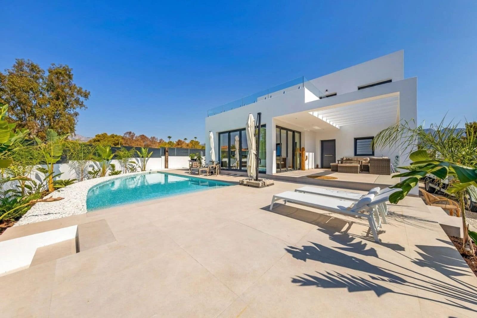 Chalet de 4 habitaciones en La Nucia en venta con piscina garaje - 1.175.000 € (Ref: 9540879)