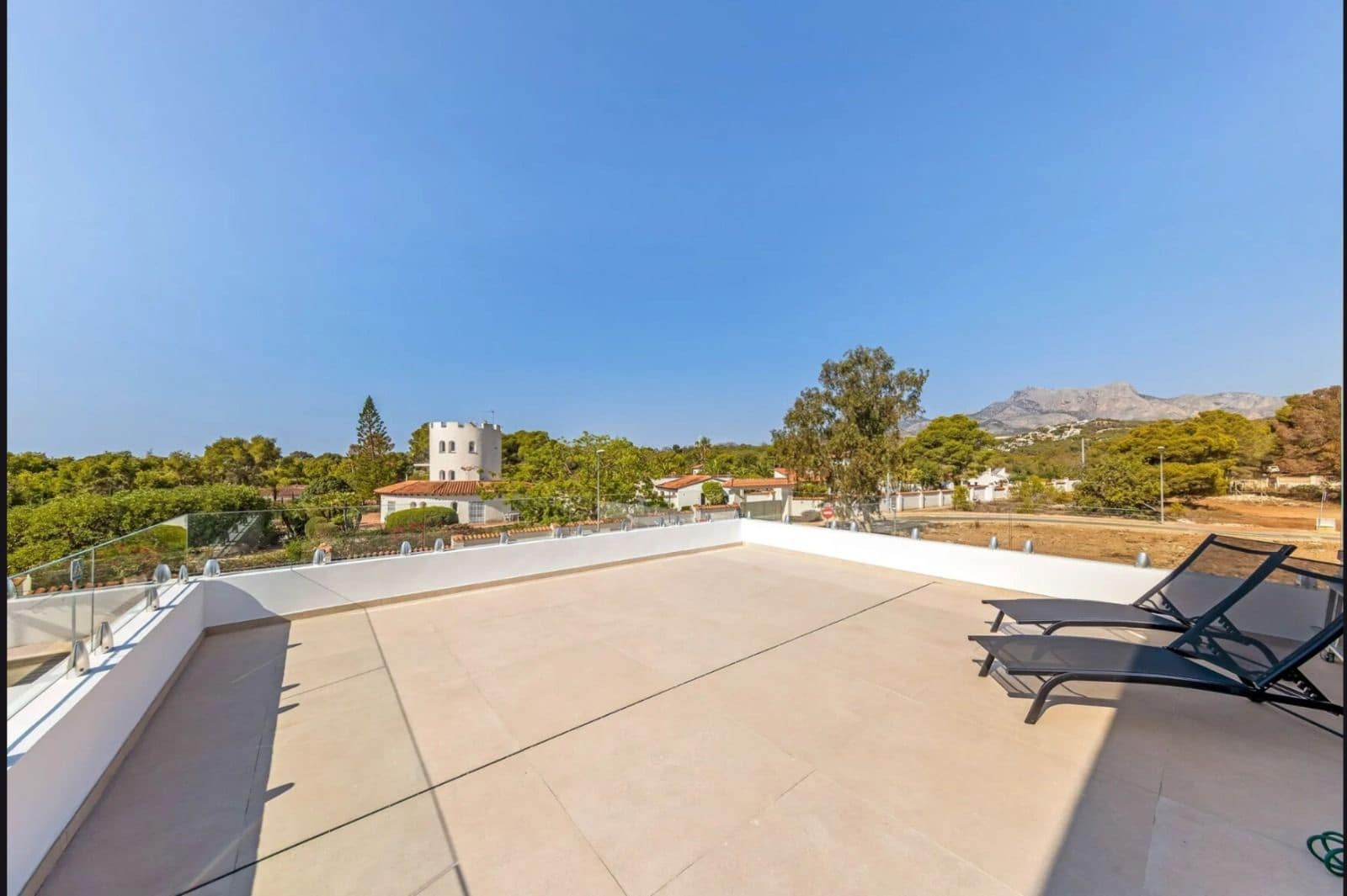 Chalet de 4 habitaciones en La Nucia en venta con piscina garaje - 1.175.000 € (Ref: 9540879)