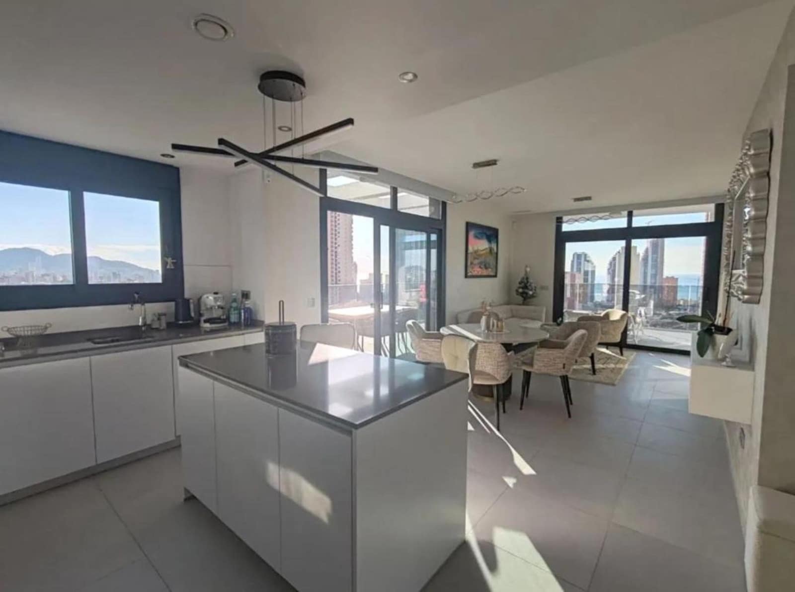 Apartamento de 3 habitaciones en Benidorm en venta con piscina garaje - 595.000 € (Ref: 9745229)