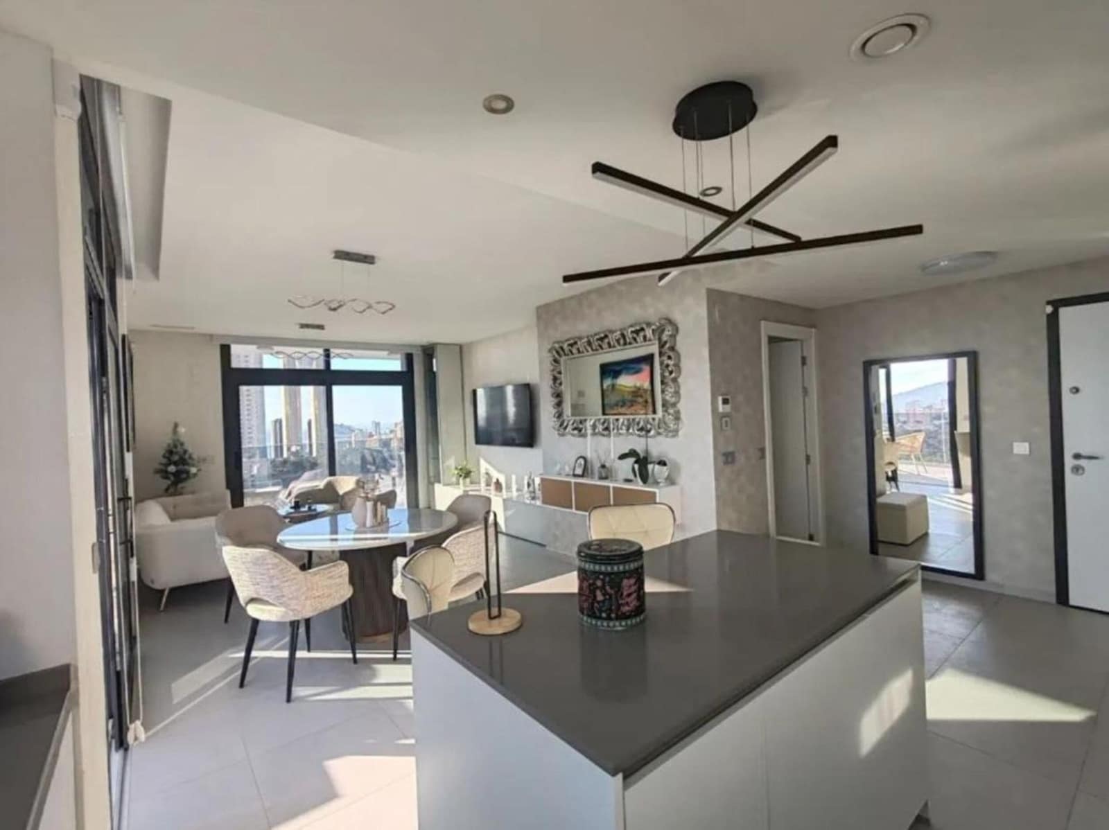 Apartamento de 3 habitaciones en Benidorm en venta con piscina garaje - 595.000 € (Ref: 9745229)