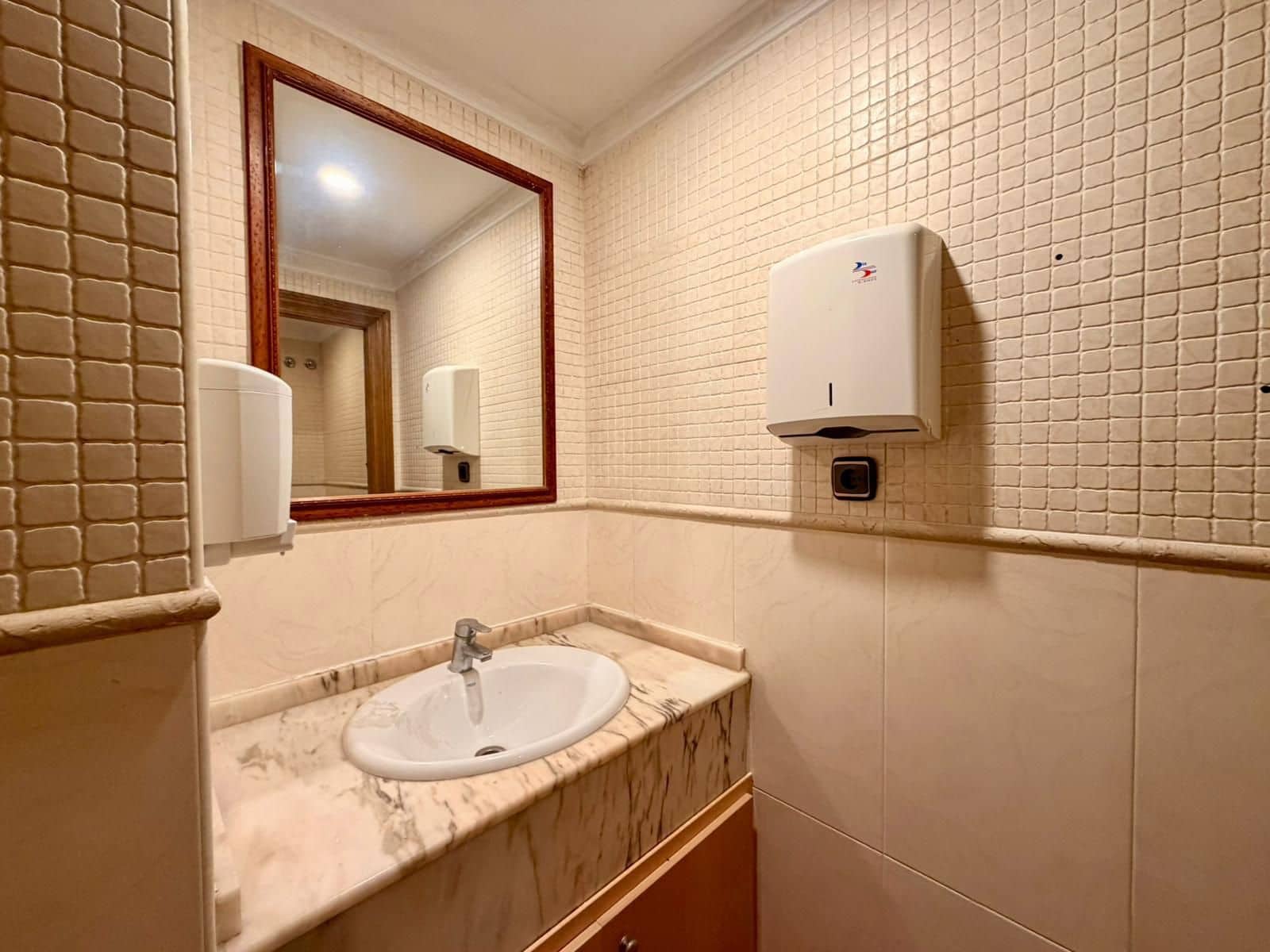 Commercial for sale in Benidorm - € 445,000 (Ref: 9806196)