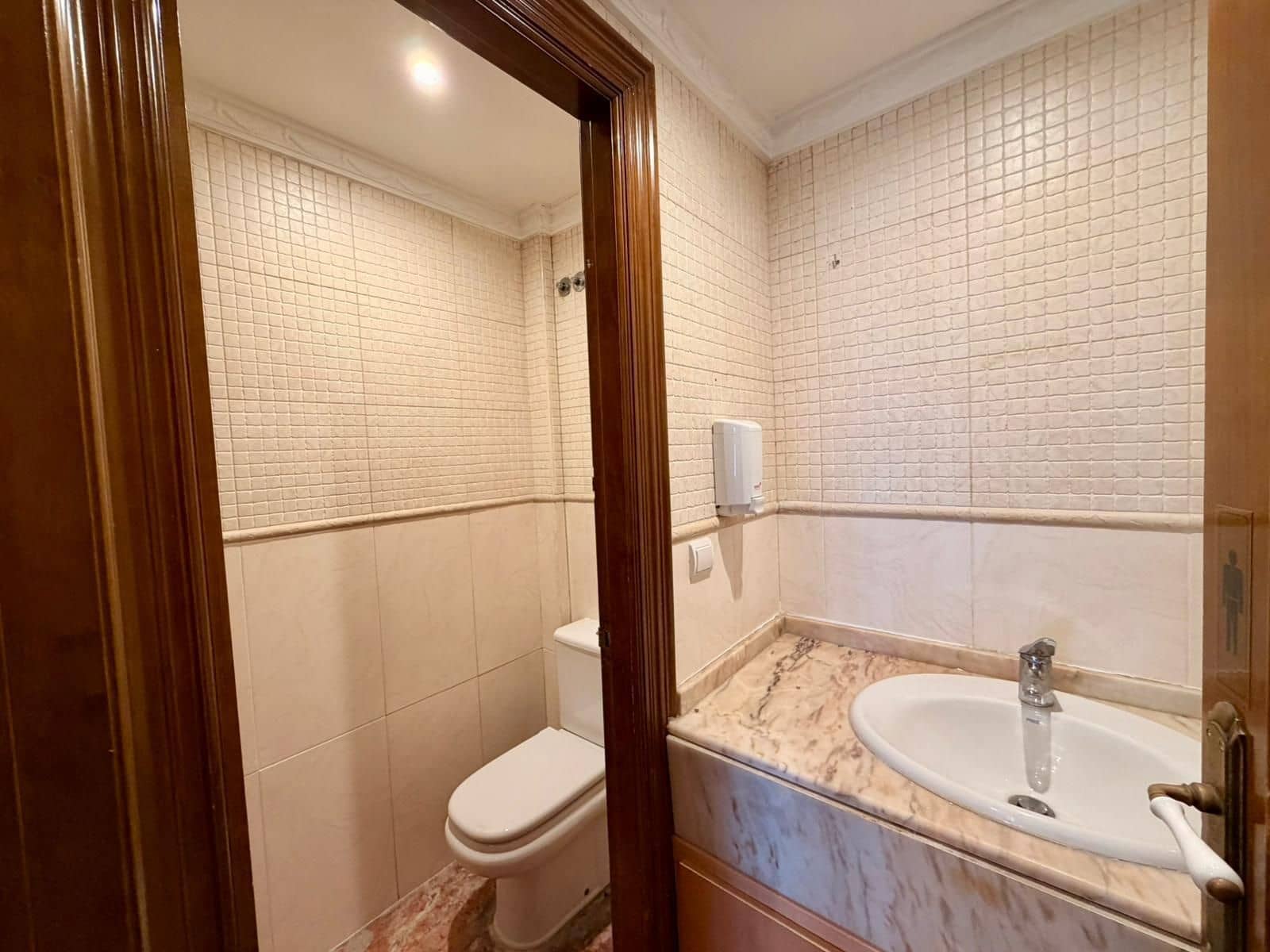 Commercial for sale in Benidorm - € 445,000 (Ref: 9806196)