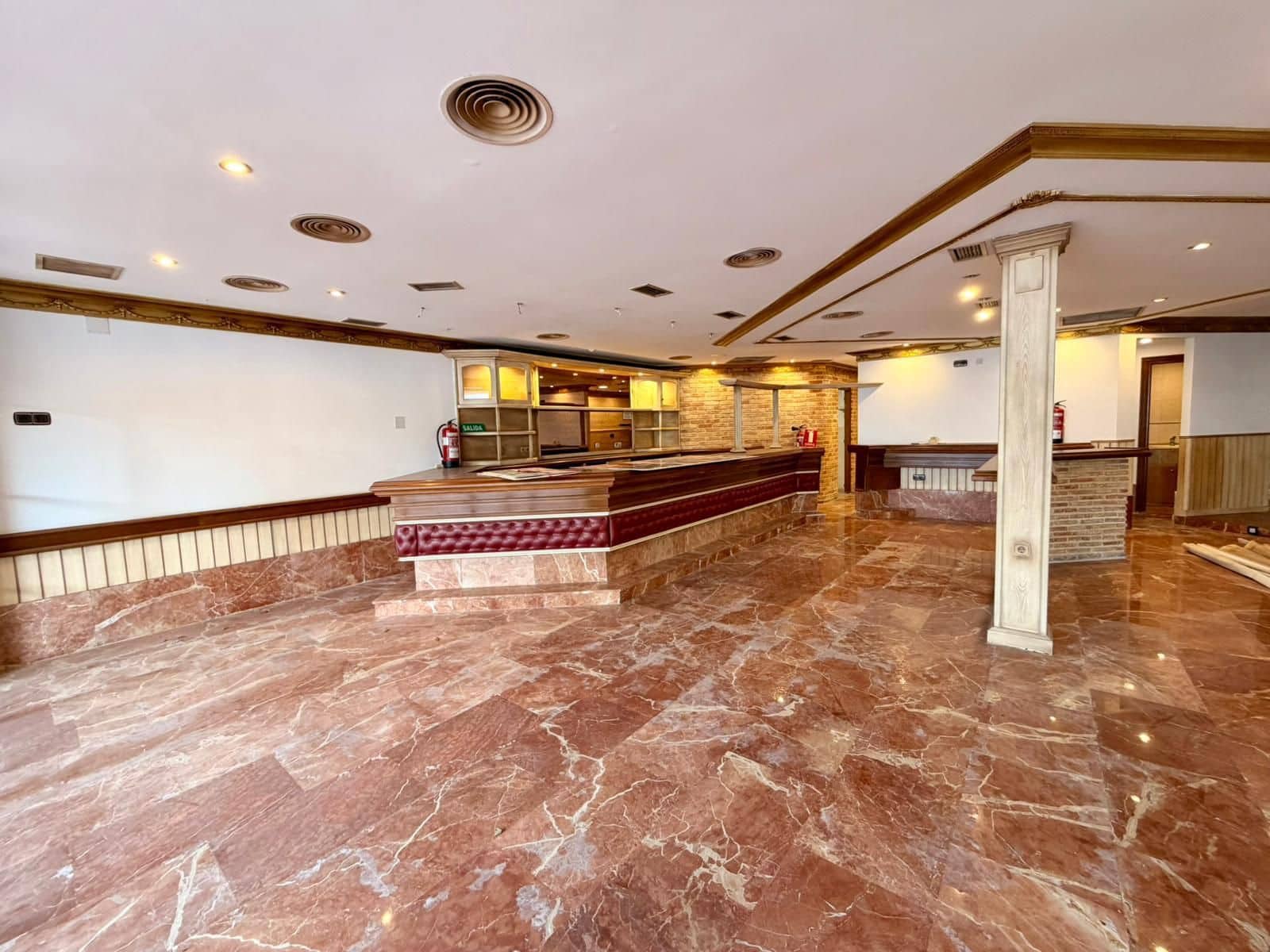 Commercial for sale in Benidorm - € 445,000 (Ref: 9806196)