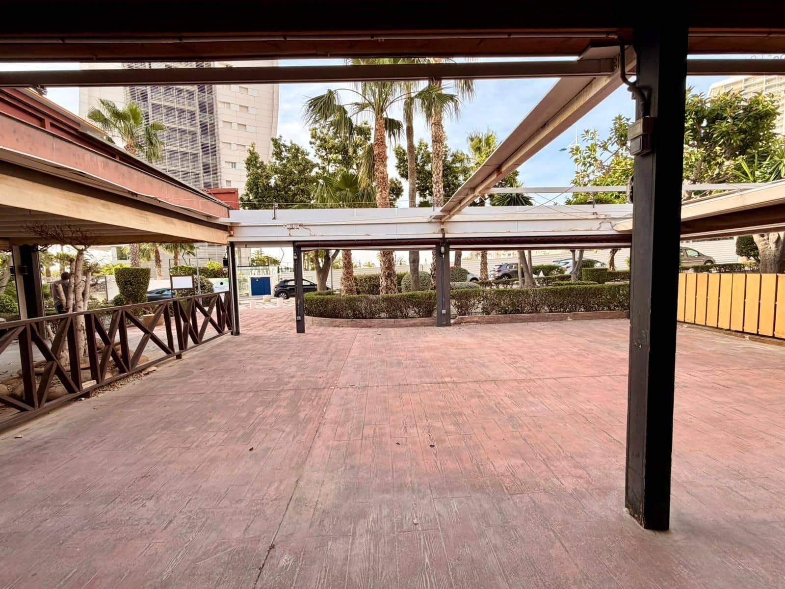 Commercial for sale in Benidorm - € 445,000 (Ref: 9806196)