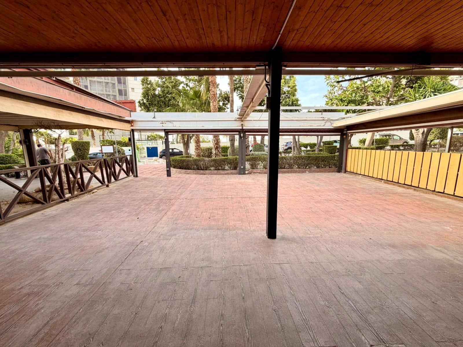 Commercial for sale in Benidorm - € 445,000 (Ref: 9806196)