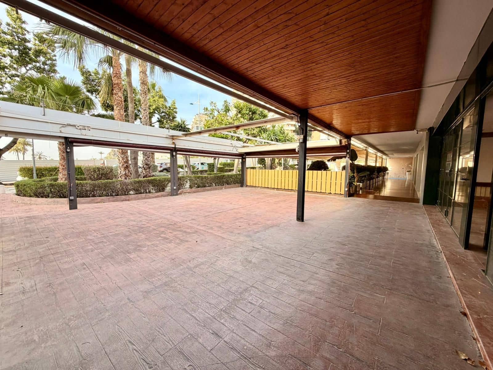 Commercial for sale in Benidorm - € 445,000 (Ref: 9806196)