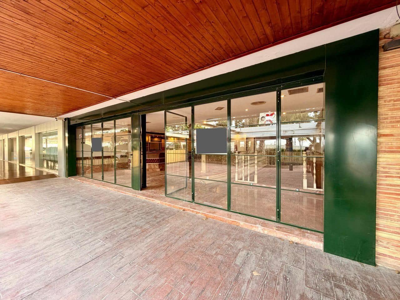 Commercial for sale in Benidorm - € 445,000 (Ref: 9806196)