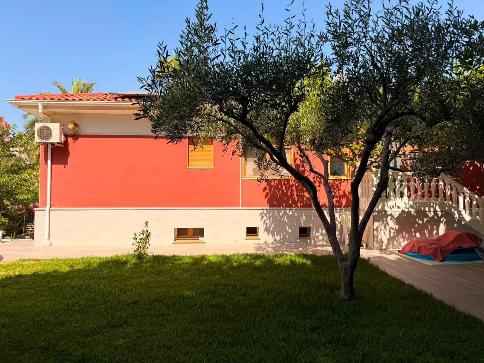 Chalet de 4 habitaciones en El Campello en venta con garaje - 2.500.000 € (Ref: 9933643)