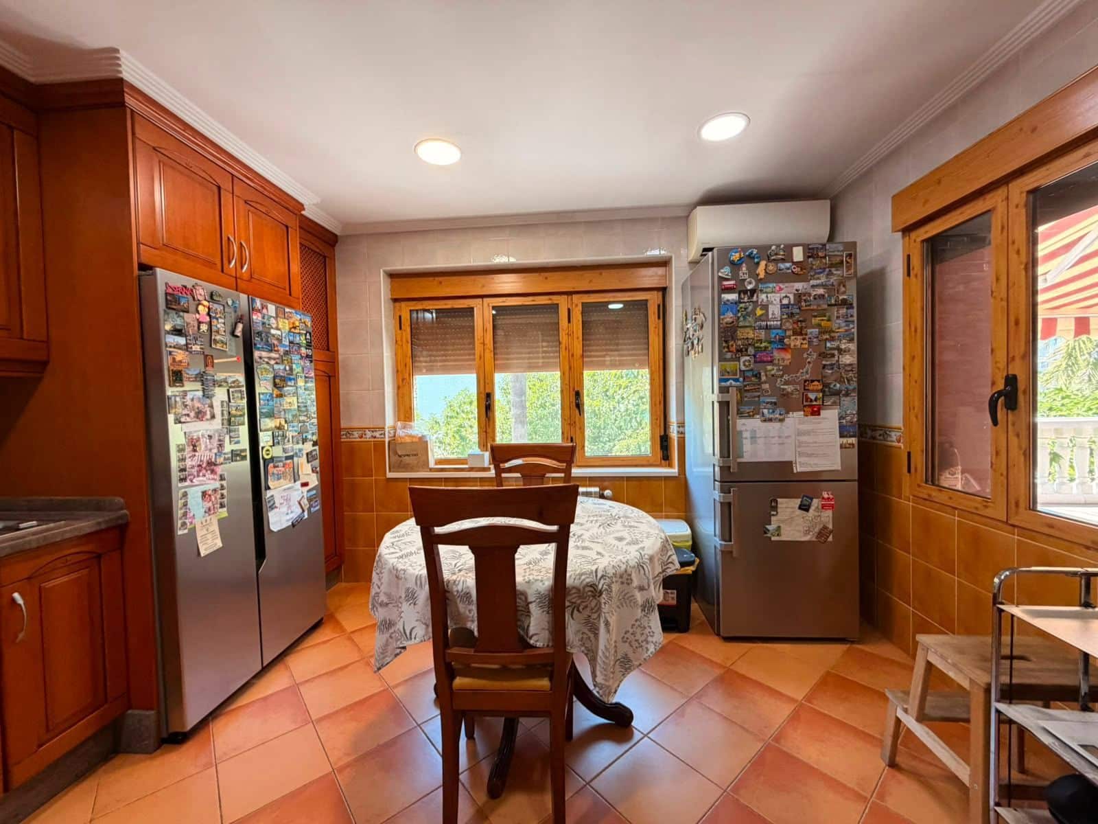 4 bedroom Villa for sale in El Campello with garage - € 2,500,000 (Ref: 9933643)